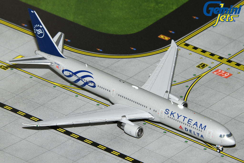 Delta Boeing 767-400ER N844MH Skyteam GeminiJets GJDAL2156 Scale 1:400