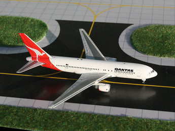 Qantas Boeing 767-200ER VH-EAL GeminiJets GJQFA634 Scale 1:400