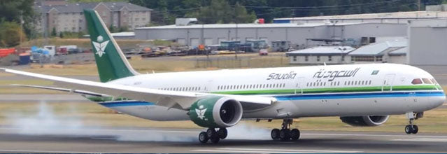 Saudia Boeing 787-10 Flaps Down HZ-AR32 Retro JC Wings JC4SVA0186A XX40186A Scale 1:400