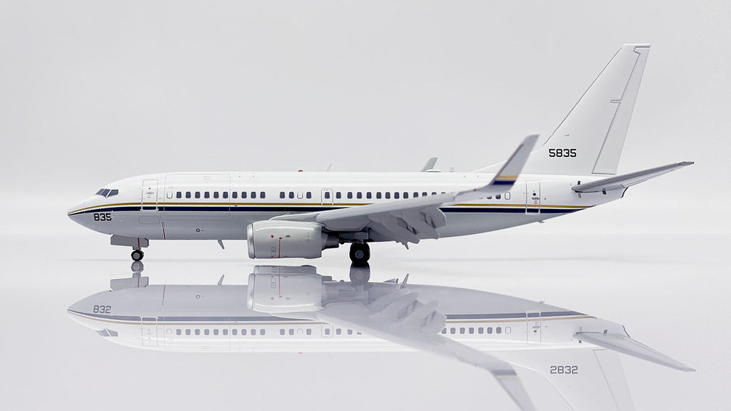 USN Boeing 737-700 (C-40A) Flaps Down 165835 JC Wings XX20278A Scale 1:200