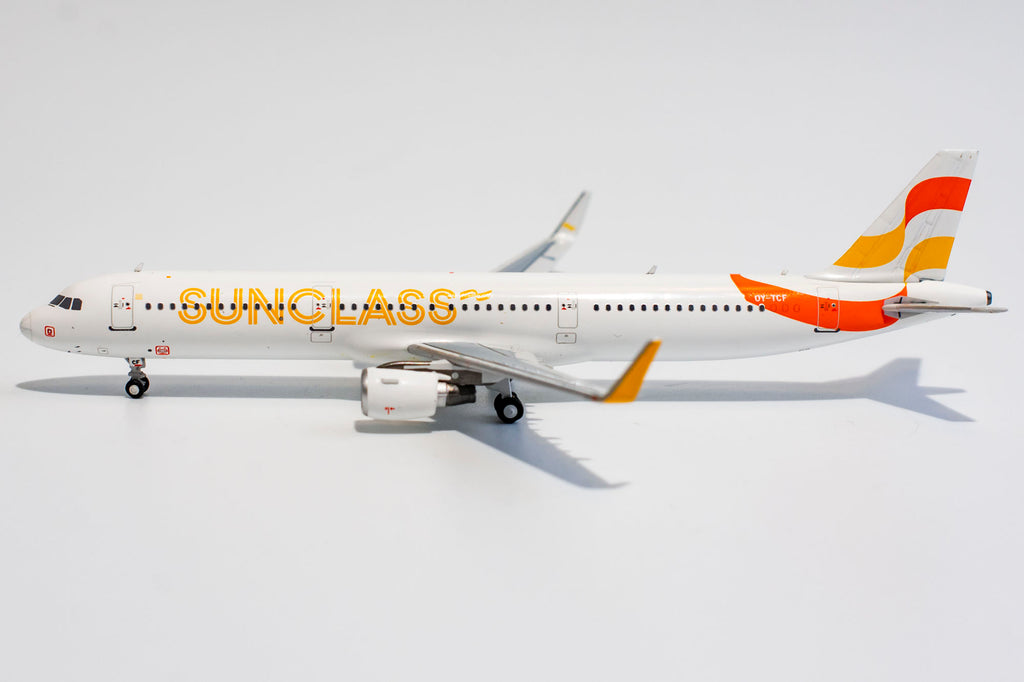 Sunclass Airlines Airbus A321 OY-TCF NG Model 13028 Scale 1:400