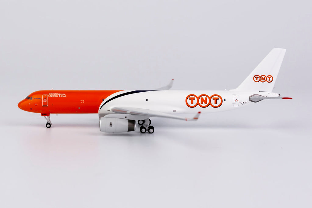 TNT Tupolev Tu-204-100C SU-EAG NG Model 40010 Scale 1:400