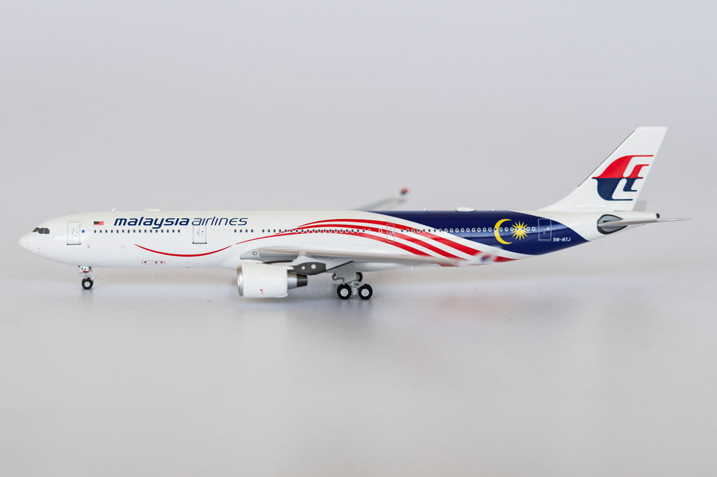 Malaysia Airlines Airbus A330-300 9M-MTJ Negaraku NG Model 62015 Scale 1:400