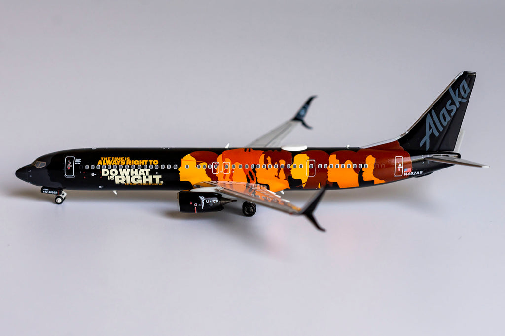Alaska Airlines Boeing 737-900ER N492AS UNCF Education Change The World NG Model 79003 Scale 1:400