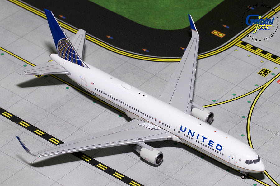 United Boeing 767-300ER N676UA GeminiJets GJUAL1800 Scale 1:400