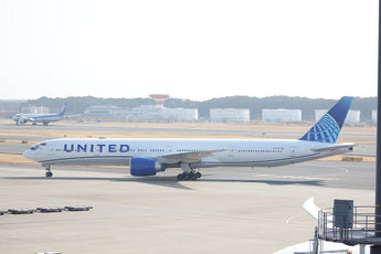 United Boeing 777-300ER N2749U Phoenix 04550 Scale 1:400