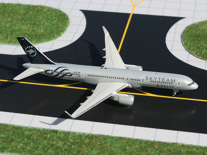 Delta Boeing 757-200 N717TW Skyteam GeminiJets GJDAL982 Scale 1:400