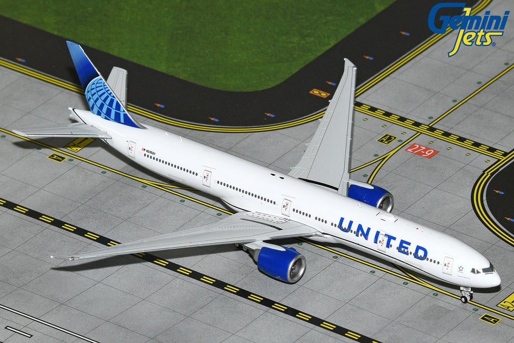 United Boeing 777-300ER N2352U GeminiJets GJUAL2214 Scale 1:400