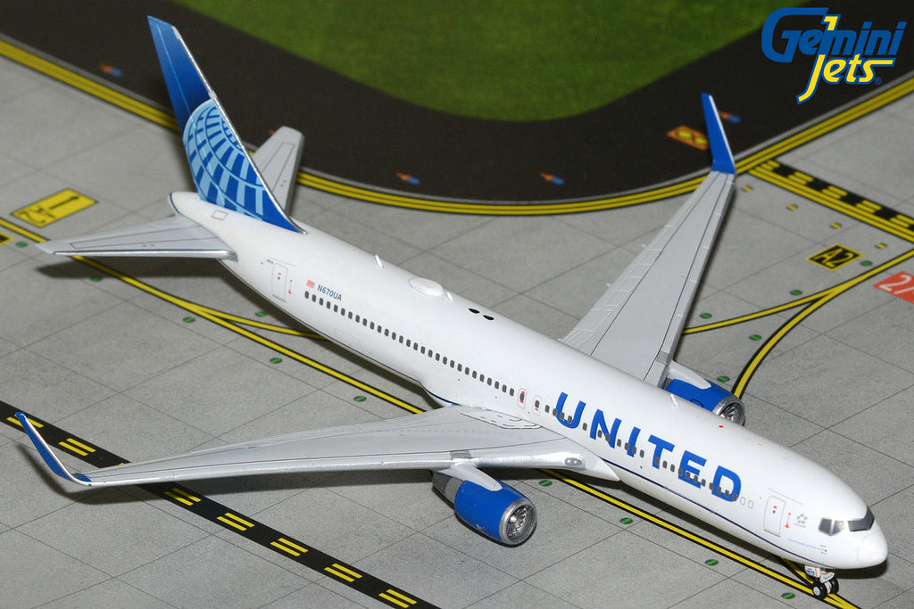United Boeing 767-300ER N670UA GeminiJets GJUAL2227 Scale 1:400