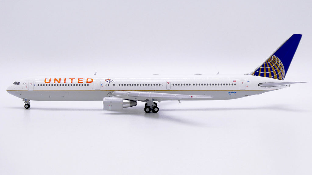 United Boeing 767-400ER N76064 Denver Broncos JC Wings LH4367 Scale 1:400