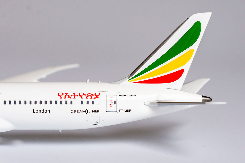 Aviation400 Ethiopian Airlines Boeing 787-9 Dreamliner ET-AXS detachable gear AV4437 Scale 1:400 Aviation400 Ethiopian Airlines Boeing 787-9 Dreamliner ET-AXS detachable gear AV4437 Scale 1:400
