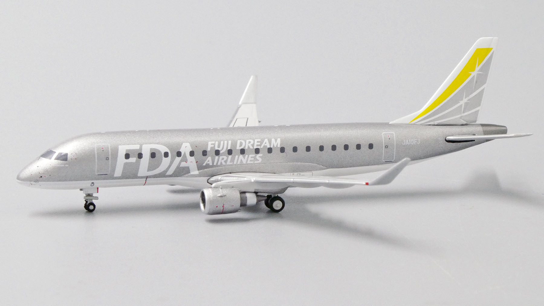 FDA フジドリーム JA13FJ E175 JC Wings 1:400 FDA フジドリーム JA13FJ E175 JC Wings 1:400 - メルカリ