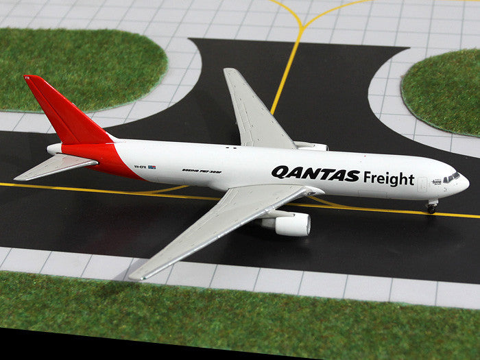 Qantas Freight Boeing 767-300F VH-EFR GeminiJets GJQFA1040 Scale 1:400