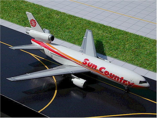 Sun Country DC-10-15 N154SY GeminiJets GJSCX240 Scale 1:400