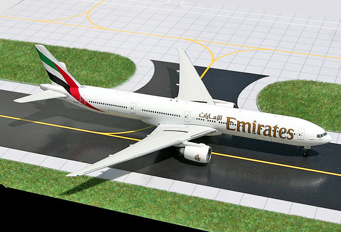 Emirates Boeing 777-300ER A6-ECG GeminiJets GJUAE895 Scale 1