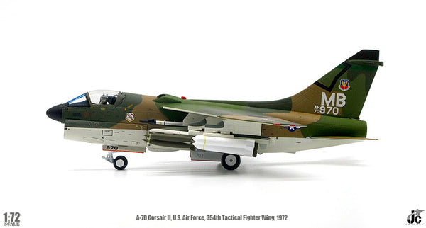 A-7D Corsair II 1/72 スケール Amazon.com: Century Wings A-7D for Corsair II (SLUF) U.S.A.F